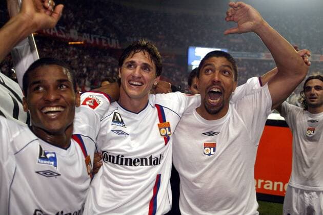 Florent Malouda (li.), Edmilson (Mitte) und Giovane Elber (alle Lyon) feiern die frühzeitig gesicherte Meisterschaft Fußball Herren Ligue Une 2003 2004, 1. Französische Liga, Paris - Olympique Lyonnais 1:0, OL Gruppe Paris Glück, Begeisterung, Freude,  