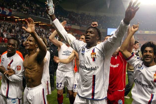 Die Spieler von Lyon feiern die frühzeitig gesicherte Meisterschaft, v.li.: Mickael Essien, Florent Malouda, Mahamadou Diarra und Vikash Dhorasoo Fußball Herren Ligue Une 2003 2004, 1. Französische Liga, Paris - Olympique Lyonnais 1:0, OL Gruppe Paris Glück, Begeisterung, Freude,  
