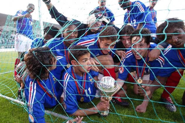 U17-Europameister Frankreich feiert mit dem Pokal im Tornetz Fußball EM Herren U 17-Europameisterschaft 2004, Länderspiel, Finale, Endspiel, Nationalmannschaft, Nationalteam Totale Nationaltrikot Chateauroux Glück, Begeisterung, Freude,  