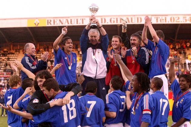 Nationaltrainer Philippe Bergeroo (Mitte, U17 Frankreich) im beisein seiner Schützlinge mit dem Europameisterpokal Fußball EM Herren U 17-Europameisterschaft 2004, Länderspiel, Finale, Endspiel, Nationalmannschaft, Nationalteam Totale Nationaltrikot Chateauroux Glück, Begeisterung, Freude,  
