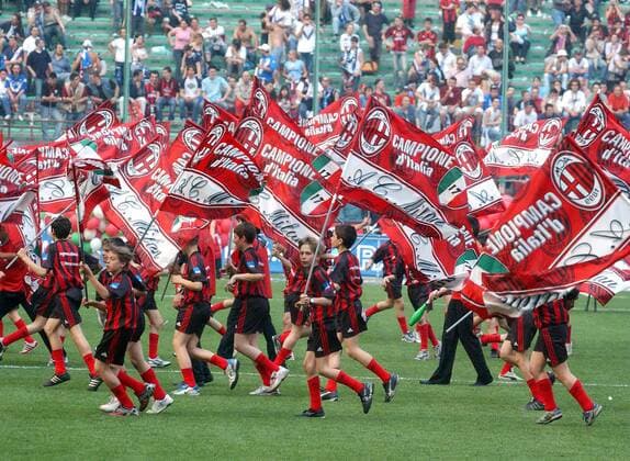 Kinder mit Meisterfahnen während der Meisterfeier zur 17. Meisterschaft von AC Milan Fußball Herren Serie A 2003 2004, 1. Italienische Liga, AC Mailand Gruppe Mailand