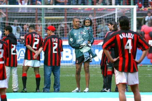 Torwart Nelson Dida (Milan) hält seine Tochter Manha Elene Victoria während der Meisterfeier auf seinen Armen Fußball Herren Serie A 2003 2004, 1. Italienische Liga, AC Mailand Gruppe Mailand