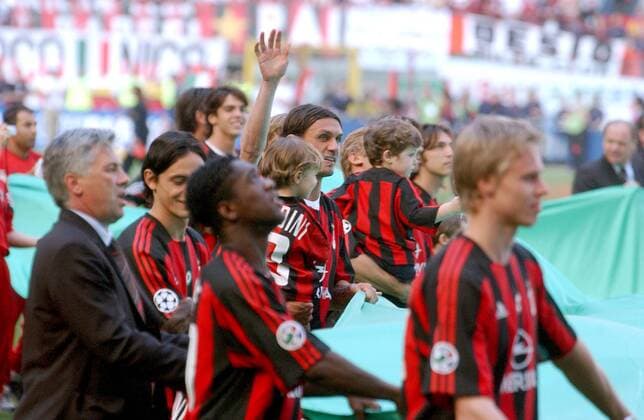 Paolo Maldini (Mitte, Milan) mit seinem Sohn Daniel auf dem Arm während der Meisterfeier mit seinen Teamkollegen Fußball Herren Serie A 2003 2004, 1. Italienische Liga, AC Mailand Gruppe Mailand Freude,