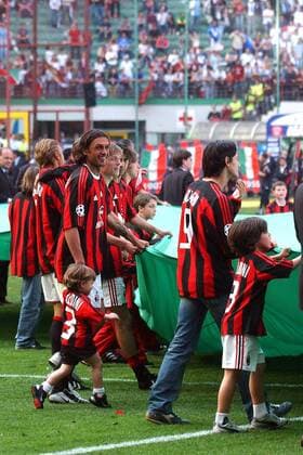 Paolo Maldini (li.) mit seinem Sohn Daniel an der Hand, Filippo Inzaghi (beide Milan) gibt während der Meisterfeier Acht auf Christian, den zweiten Sohn seines Teamkollegen Fußball Herren Serie A 2003 2004, 1. Italienische Liga, AC Mailand Gruppe Mailand Freude,
