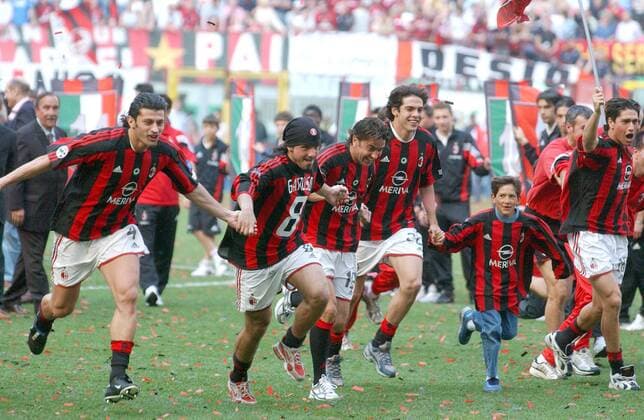 Milan feiert ausgelassen die 17. Meisterschaft, v.li.: Kachaber Kaladze, Ivan Gennaro Gattuso, Alessandro Costacurta, Kaka und Marco Borriello Fußball Herren Serie A 2003 2004, 1. Italienische Liga, AC Mailand Gruppe Mailand