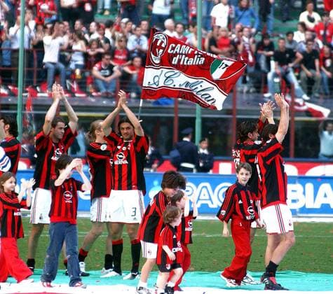 Paolo Maldini (Mitte, Milan) bedankt sich bei den Zuschauern für die Unterstützung auf dem Weg zur 17. Meisterschaft Fußball Herren Serie A 2003 2004, 1. Italienische Liga, AC Mailand Gruppe Mailand