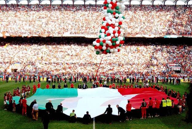 Eine riesige Italienische Fahne dokumentiert die 17. Meisterschaft von AC Milan Fußball Herren Serie A 2003 2004, 1. Italienische Liga, AC Mailand Totale Mailand