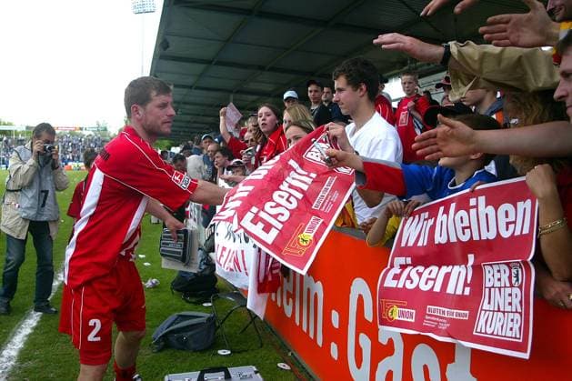 Steffen Baumgart (Union) bedankt sich bei den Fans Fußball 2. BL Herren Saison 2003 2004, 1. FC Union Berlin Totale Berlin
