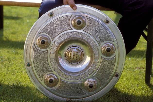 Die Meisterschale Fußball 1. BL Herren DEUTSCHSPRACHIGE SPORTZEITSCHRIFTEN UND -ZEITUNGEN NUR NACH RÜCKSPRACHE, Saison 1985 1986 Einzelbild München