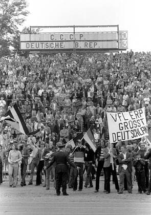Die deutschen Fans stürmen das Spielfeld im Heysel Stadion und feiern den Europameister nach dem deutlichen 3:0 finalsieg gegen die Sowjetunion Fußball EM Herren Europameisterschaft 1972, Länderspiel, Finale, Endspiel, Nationalmannschaft, Nationalteam Totale BRD - UdSSR 3:0, SU Brüssel Platzsturm Platz Freude,