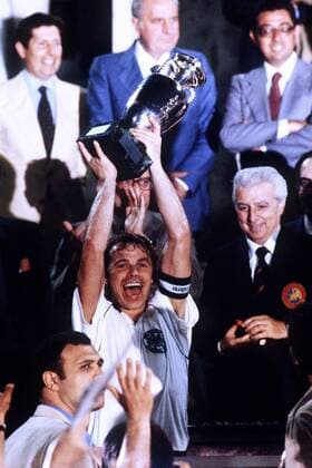Kapitän Bernard Dietz stemmt stolz den Pokal - Deutschland ist Europameister 1980!, dahinter UEFA-Präsident Artemio Franchi (Italien) Fußball EM Herren Europameisterschaft 1980, Länderspiel, Finale, Endspiel, Nationalmannschaft, Nationalteam, BRD Gruppe Jubel, jubeln, Siegesjubel Rom Freude, Begeisterung,