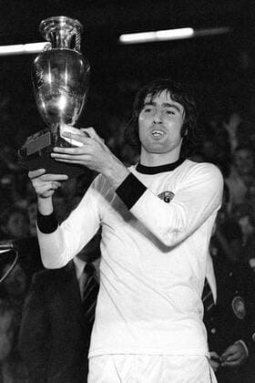 Fußball, EM Finale 1976 in Belgrad, Tschechoslowakei - Deutschland 5:3 i. E Anton Ondrus (Tschechoslowakei) mit dem Coupe Henri Delaunay im Trikot der geschlagenen Deutschen Fußball EM Herren Europameisterschaft 1976, Länderspiel, Finale, Endspiel, Nationalmannschaft, Nationalteam Einzelbild CSSR - BRD 7:5 n.E., BR Deutschland Belgrad Freude,