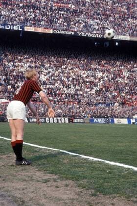 Karl-Heinz Schnellinger (Milan) - Einwurf vor beeindruckender Kulisse im San Siro Stadion Fußball Herren DEUTSCHSPRACHIGE SPORTZEITSCHRIFTEN UND -ZEITUNGEN NUR NACH RÜCKSPRACHE, Serie A 1967 1968 Einzelbild Aufnahmedatum geschätzt Mailand Dynamik,