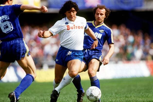 Diego Armando Maradona (Mitte, Napoli) setzt sich durch Fußball Herren Serie A 1986 1987, 1. Italienische Liga, Hellas Verona - SSC Neapel 3:0, Vdia Gruppe Verona Dynamik,