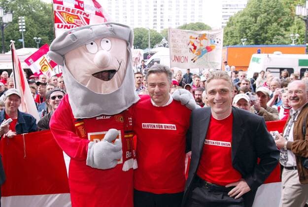 Bluten Für Union - Der Regierende Bürgermeister Klaus Wowereit (SPD, Mitte) zeigt sich solidarisch und unterstützt Vizepräsident Oskar Kosche und Maskottchen Ritter Eisenheart (Union) bei der Rettungsinitiative des 1. FC Union Berlin Fußball 2. BL Herren Saison 2003 2004, 1. FC Union Berlin, Fanaktion, Faninitiative, Vdig, Gruppe Eisenhart, Glücksbringer, Talisman, Berlin,