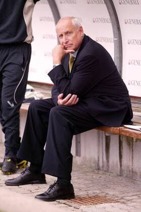 Präsident Dieter Krein (Cottbus) enttäuscht Fußball 2. BL Herren Saison 2003 2004, Unterhaching - FC Energie Cottbus 2:0, Vdig Einzelbild Unterhaching Enttäuschung,