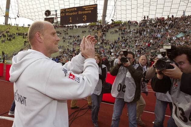 Fußball, SV Werder Bremen, Deutscher Meister 2004 Nach dem überlegenden 3:1-Sieg gegen den FC Bayern München ist der SV Werder Bremen vorzeitig Deutscher Meister: Trainer Thomas Schaaf bedankt sich bei den Anhängern Fußball 1. BL Herren Saison 2003 2004, München - SV Werder Bremen 1:3, Deutsche Meisterschaft, Vdig Totale Olympiastadion München Freude,