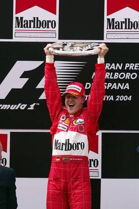 Michael Schumacher (Deutschland Ferrari) hält jubelnd seine Trophäe nach oben Motorsport Grand Prix Herren Großer Preis von Spanien 2004, Formel 1 Weltmeisterschaft, F1, F, GP, WM Einzelbild Circuit de Catalunya Barcelona Begeisterung, Freude,