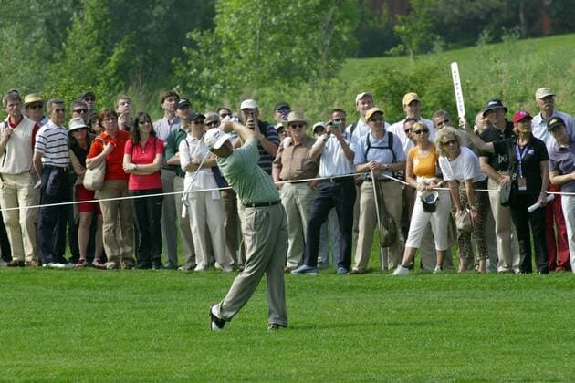 Ernie Els (Südafrika) schaut seinem Schlag hinterher Golf Herren Deutsche Bank SAP Open 2004, Golfen, PGA European Tour, TPC of Europe, Vdig Einzelbild St. Leon-Rot Heidelberg