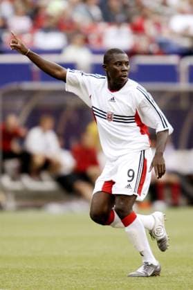 Freddy Adu (DC United) bietet sich an Fußball Herren Major League Soccer 2004, MLS, New York - D.C. United Washington 3:2, Vdig Einzelbild New York Dynamik,