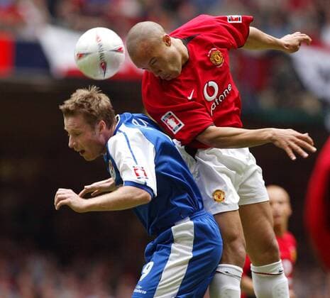 Neil Harris (li., Millwall) gegen Mikael Silvestre (Manchester United) Fußball Herren FA-Cup 2003 2004, Finale, Endspiel, Englischer Pokal, FC Millwall - Manchester United 0:3, Vdig Gruppe Cardiff Dynamik,