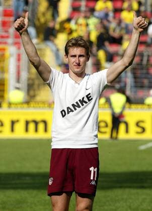 Miroslav Klose (Lautern) bedankt sich nach seiner Verabschiedung bei den Anhängern Fußball 1. BL Herren Saison 2003 2004, 1. FC Kaiserslautern, Vdig Einzelbild Kaiserslautern
