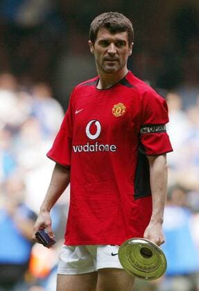 Roy Keane (Manchester United) mit dem Deckel der FA-Cup Trophäe Fußball Herren FA-Cup Finale 2003 2004, Endspiel, Pokalspiel, Englischer Pokal, Manchester United, ManU, Vdig Einzelbild English Premier League, 1. Englische Liga Cardiff