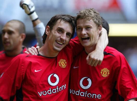 Ole Gunnar Solskjaer (re.) und Gary Neville (beide Manchester United) liegen sich nach dem FA-Cup Triumph in der Armen Fußball Herren FA-Cup Finale 2003 2004, Endspiel, Pokalspiel, Englischer Pokal, Manchester United, ManU, Vdig Gruppe English Premier League, 1. Englische Liga Cardiff Freude,
