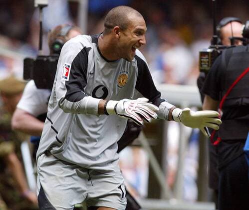Torwart Tim Howard (Manchester United) legt nach dem FA-Cup Triumph ein Tänzchen hin Fußball Herren FA-Cup Finale 2003 2004, Endspiel, Pokalspiel, Englischer Pokal, Manchester United, ManU, Vdig Einzelbild English Premier League, 1. Englische Liga Cardiff Freude, Begeisterung,