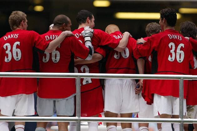 FA-Cup Siegerehrung: alle Spieler von Manchester United stehen mit dem Trikot von James Davis auf dem Podest, ihr Mannschaftskamerad starb in dieser Saison bei einem Autounfall Fußball Herren FA-Cup Finale 2003 2004, Endspiel, Pokalspiel, Englischer Pokal, Manchester United, ManU, Vdig Gruppe English Premier League, 1. Englische Liga Cardiff