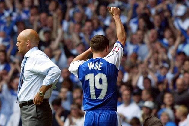 Spielertrainer Dennis Wise (re.) ließ sich kurz vor Spielschluss von seinem Assistenten Ray Wilkins (beide Millwall) auswechseln, um einen kleinen Extraapplaus zu erhaschen Fußball Herren FA-Cup Finale 2003 2004, Englischer Pokal, Pokalspiel, Endspiel, FC Millwall, Vdig Gruppe English First Division, 2. Englische Liga Cardiff