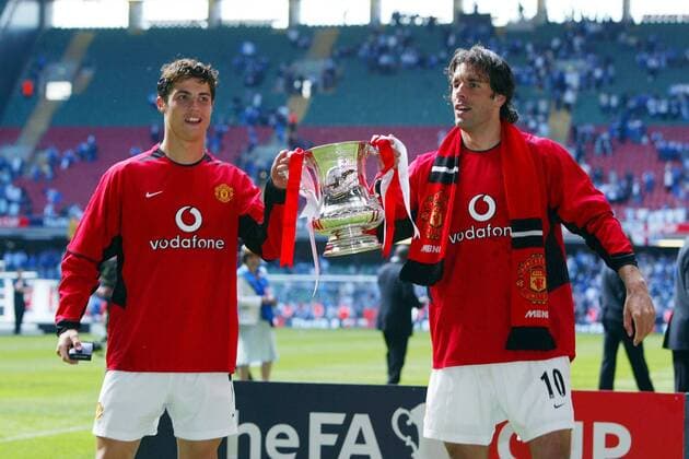 Cristiano Ronaldo (li.) und Ruud van Nistelrooy (beide Manchester United) präsenteren die FA-Cup Trophäe Fußball Herren FA-Cup Finale 2003 2004, Englischer Pokal, Endspiel, Pokalspiel, Manchester United, ManU, Vdig Gruppe English Premier League, 1. Englische Liga Cardiff Freude,