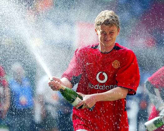 Ole Gunnar Solskjaer (Manchester United) läßt die Korken knallen und den Champagner spritzen Fußball Herren FA-Cup Finale 2003 2004, Englischer Pokal, Endspiel, Pokalspiel, Manchester United, ManU, Vdig Einzelbild English Premier League, 1. Englische Liga Cardiff Begeisterung, Freude,