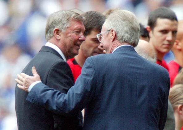 Trainer Sir Alex Ferguson (li., Manchester United) nimmt von Nationaltrainer Sven Göran Eriksson (England) die Glückwünsche zum FA-Cup Triumph entgegen Fußball Herren FA-Cup Finale 2003 2004, Englischer Pokal, Endspiel, Pokalspiel, Manchester United, ManU, Vdig Gruppe English Premier League, 1. Englische Liga Cardiff