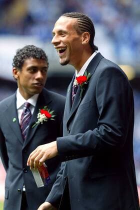 Rio Ferdinand (Manchester United) gut gelaunt Fußball Herren FA-Cup Finale 2003 2004, Englischer Pokal, Endspiel, Pokalspiel, Manchester United, ManU, Vdig Einzelbild English Premier League, 1. Englische Liga Cardiff