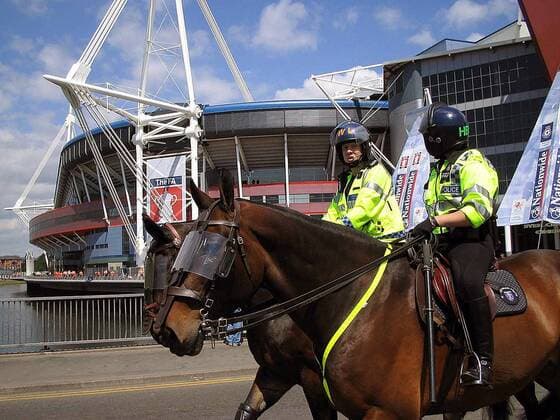 Berittene Polizisten vor dem Millennium Stadium in Cardiff, Austragungsort des FA-Cup Finales Fußball Herren FA-Cup Finale 2003 2004, Englischer Pokal, Endspiel, Pokalspiel, Vdig Totale Millennium Stadium Reiterstaffel Cardiff