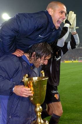 Christian Gimenez (oben) auf den Schultern von Julio Hernan Rossi (beide Basel), der auch noch den Meisterpokal zu tragen hat Fußball Herren Super League 2003 2004, Nationalliga A, NLA, 1. Schweizer Liga, FC Basel, Vdig Gruppe Basel Freude, Begeisterung,