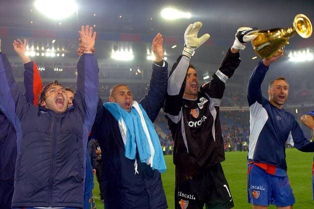 La Ola Basel mit dem Meisterpokal v.li.: Julio Hernan Rossi, Christian Gimenez, Torwart Pascal Zuberbühler und Marco Zwyssig Fußball Herren Super League 2003 2004, Nationalliga A, NLA, 1. Schweizer Liga, FC Basel, Vdig Gruppe Basel Freude, Begeisterung,