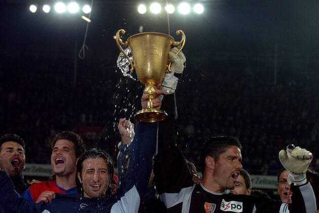 Murat Yakin (vorn li.) und Torwart Pascal Zuberbühler (re.) mit dem voll gefüllten Meisterpokal, Mario Cantaluppi (2.v.li., alle Basel) schreit kräftig mit Fußball Herren Super League 2003 2004, Nationalliga A, NLA, 1. Schweizer Liga, FC Basel, Vdig Gruppe Basel Freude, Begeisterung,