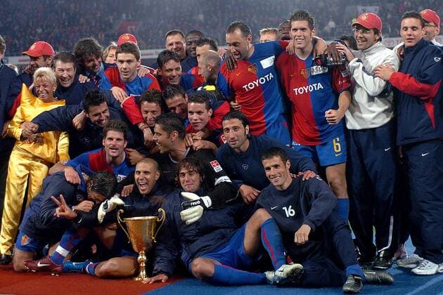 Mannschaftsbild FC Basel mit dem Meisterpokal Fußball Herren Super League 2003 2004, Nationalliga A, NLA, 1. Schweizer Liga, FC Basel, Vdig Totale Basel Freude,