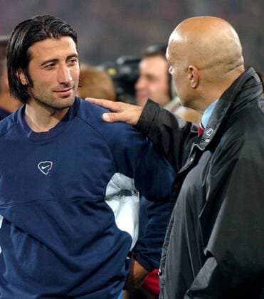 Murat Yakin (li.) und Trainer Christian Gross (beide Basel) im Gespräch Fußball Herren Super League 2003 2004, Nationalliga A, NLA, 1. Schweizer Liga, FC Basel, Vdig Gruppe Basel Harmonie,