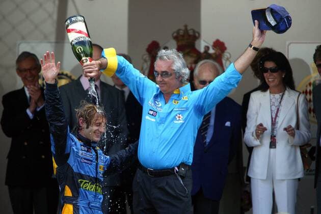 Teamchef Flavio Briatore (re.) gießt Sieger Jarno Trulli (beide Italien Renault) jubelnd eine Flasche Sekt über den Kopf Motorsport Grand Prix Herren Großer Preis von Monaco 2004, Formel 1 Weltmeisterschaft, F1, F, GP, WM Gruppe Circuit de Monaco Monte Carlo Freude, Begeisterung,
