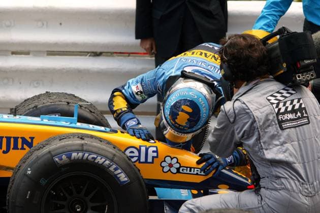 Sieger Jarno Trulli (Italien Renault) küsst seinen Rennwagen Motorsport Grand Prix Herren Großer Preis von Monaco 2004, Formel 1 Weltmeisterschaft, F1, F, GP, WM Gruppe Circuit de Monaco Monte Carlo Glück, Freude,