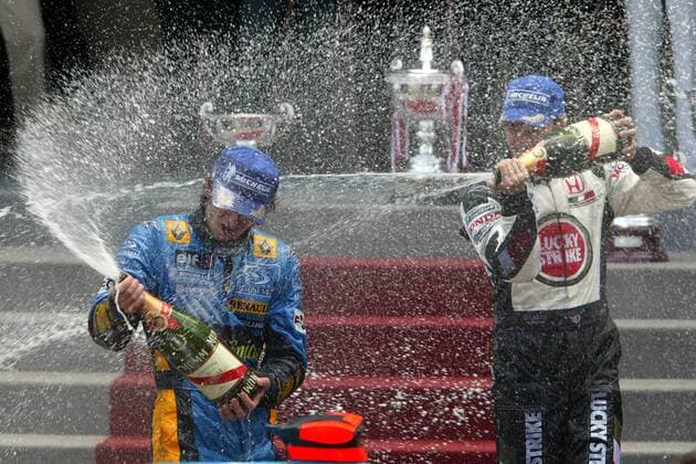 Sieger Jarno Trulli (Italien Renault, li.) feiert mit dem Zweiten Jenson Button (England BAR-Honda) seinen ersten Formel 1 Sieg mit einer wilden Sektdusche Motorsport Grand Prix Herren Großer Preis von Monaco 2004, Formel 1 Weltmeisterschaft, F1, F, GP, WM Gruppe Circuit de Monaco Monte Carlo Freude, Begeisterung,