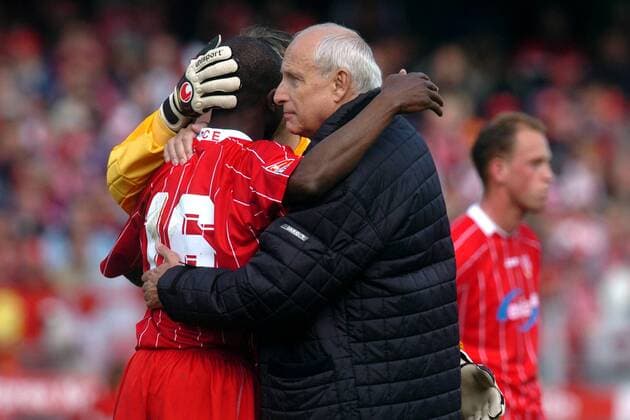 Präsident Dieter Krein (re.) tröstet Moussa Latoundji (beide Cottbus) Fußball 2. BL Herren Saison 2003 2004, FC Energie Cottbus Gruppe Cottbus Enttäuschung,