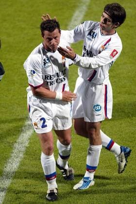 Eric Deflandre (li.) bekommt bei seiner Auswechslung von Juninho (beide Lyon) einen freundschaftlichen Klaps Fußball Herren Ligue Une 2003 2004, 1. Französische Liga, Olympique Lyonnais, OL Gruppe Lyon Harmonie, Kameradschaft,  