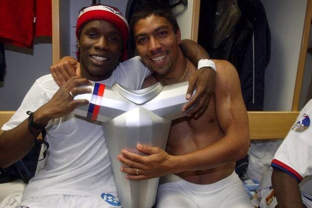 Pegguy Luyindula (li.) und Giovane Elber (beide Lyon) mit der Meistertrophäe Fußball Herren Ligue Une 2003 2004, 1. Französische Liga, Olympique Lyonnais, OL Gruppe Lyon Begeisterung, Freude,  