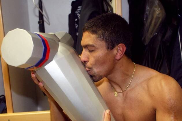 Giovane Elber (Lyon) küßt die Meistertrophäe Fußball Herren Ligue Une 2003 2004, 1. Französische Liga, Olympique Lyonnais, OL Einzelbild Lyon Glück Begeisterung, Freude,  