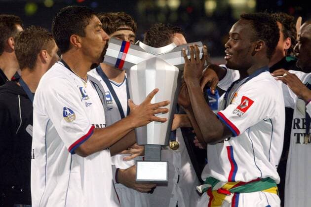 Giovane Elber (li.) küßt während der Siegerehrung die Meistertrophäe, Mickael Essien (beide Lyon) wartet bis er an der Reihe ist Fußball Herren Ligue Une 2003 2004, 1. Französische Liga, Olympique Lyonnais, OL Gruppe Lyon Begeisterung, Freude,  