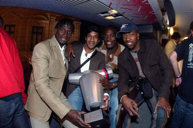 Mahamadou Diarra, Vikash Dhorasoo, Mickael Essien und Sidney Govou (v.li., alle Lyon) mit der Meistertrophäe Fußball Herren Ligue Une 2003 2004, 1. Französische Liga, Olympique Lyonnais, OL Gruppe Korso, Autokorso Lyon Freude,  